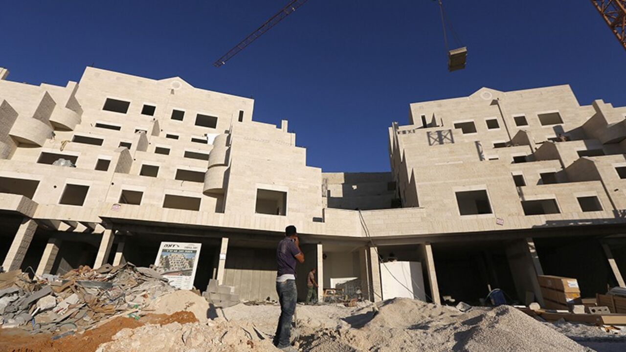 PALESTINIANS-ISRAEL/ Palestinian labourers work on a construction site in Pisgat Zeev, an urban settlement in an area Israel annexed to Jerusalem after capturing it in the 1967 Middle East war, July 28, 2013. Prime Minister Benjamin Netanyahu on Sunday urged divided rightists in his cabinet to approve the release of 104 Arab prisoners in order to restart peace talk with the Palestinians. The prisoner release would allow Netanyahu to sidestep other Palestinian demands, such as a halt to Jewish settlement expansion. REUTERS/Baz R