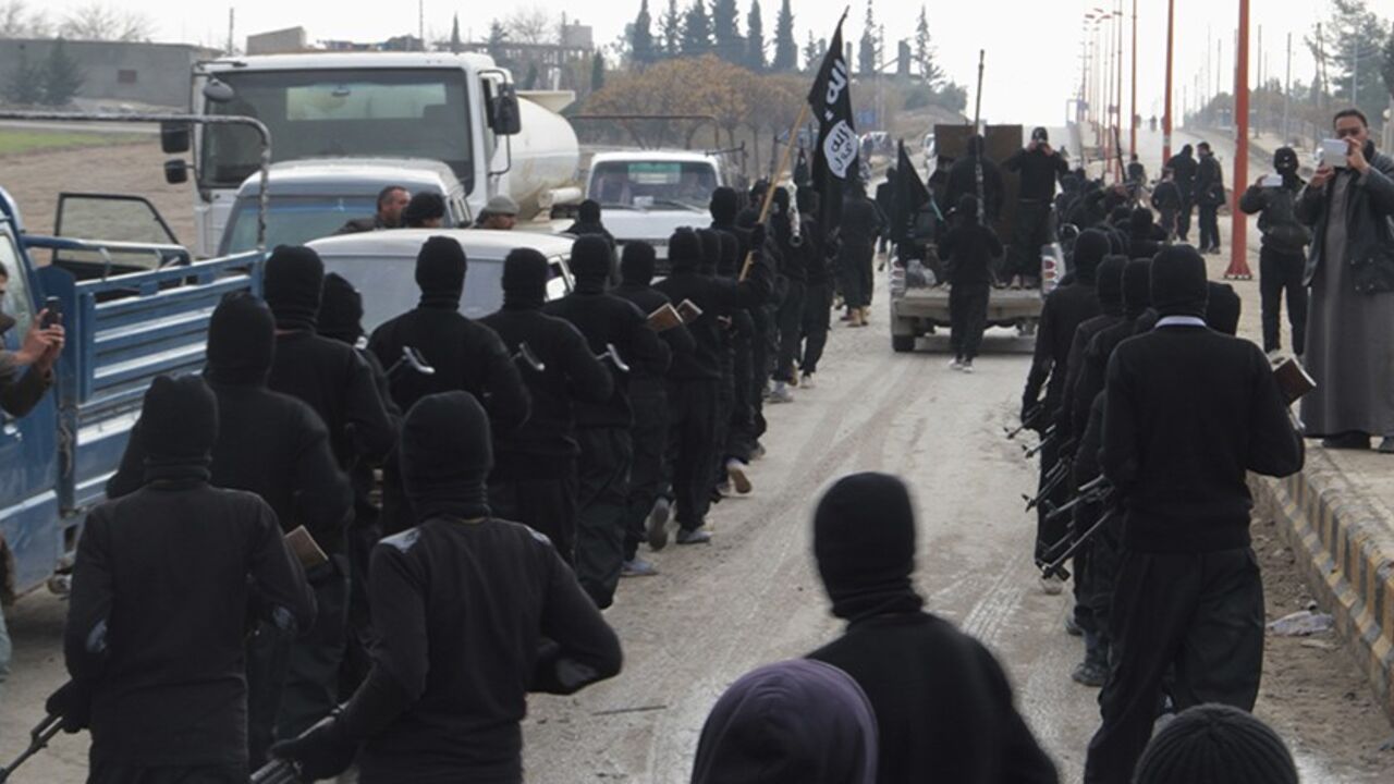 SYRIA-CRISIS/ Fighters of al-Qaeda linked Islamic State of Iraq and the Levant parade at the Syrian town of Tel Abyad, near the border with Turkey January 2, 2014. Picture taken January 2, 2014. REUTERS/Yaser Al-Khodor (SYRIA - Tags: POLITICS CIVIL UNREST CONFLICT) - RTX170UO