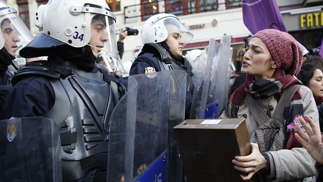 TURKEY/ An activist for women's rights argues with riot police during a protest in Istanbul January 5, 2014. The activists, which included relatives of victims of domestic violence, were halted by riot police during their march along the main pedestrian street of Istiklal in central Istanbul. REUTERS/Murad Sezer (TURKEY - Tags: POLITICS CIVIL UNREST) - RTX172YV