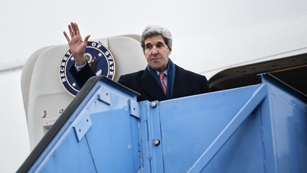 GERMANY/ U.S. Secretary of State John Kerry waves while boarding his plane at Franz-Josef-Strauss Airport in Munich, southern Germany, February 2, 2014. Kerry was in the Bavarian capital to attend the Munich Security Conference. REUTERS/Brendan Smialowski/Pool (GERMANY - Tags: POLITICS) - RTX184TL