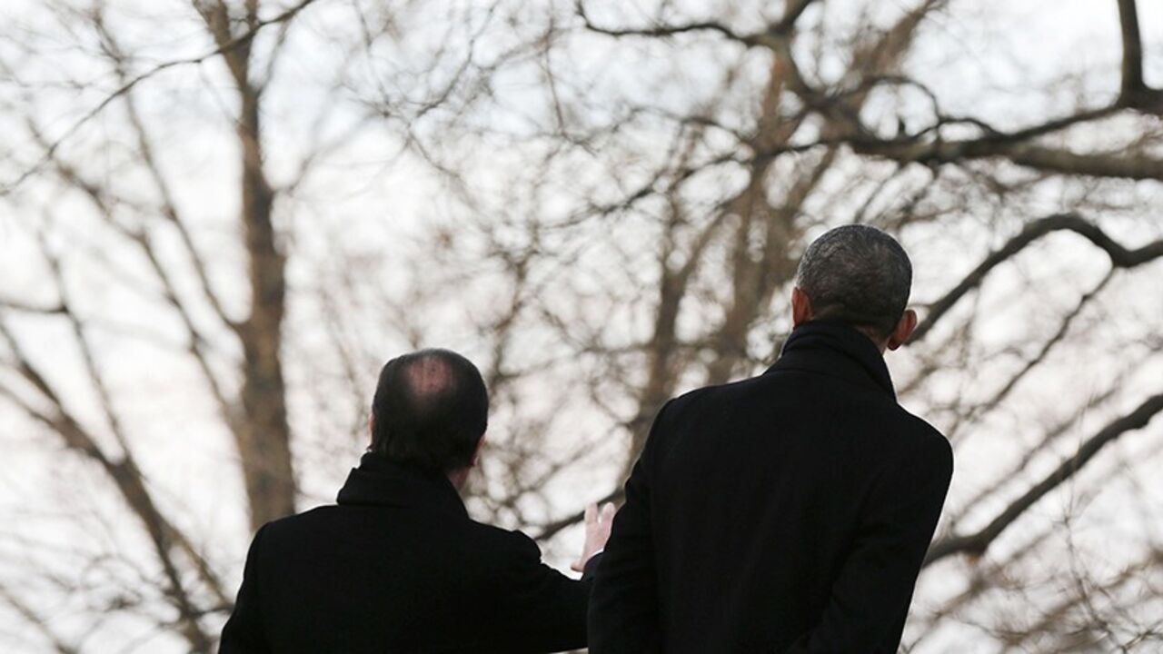 USA-FRANCE/OBAMA U.S. President Barack Obama (R) and French President Francois Hollande tour the Virginia residence of Thomas Jeffson at Monticello in Charlottesville, February 10, 2014. Jefferson was one of the United States' earliest envoys to France.
REUTERS/Larry Downing (UNITED STATES - Tags: POLITICS) - RTX18K8D