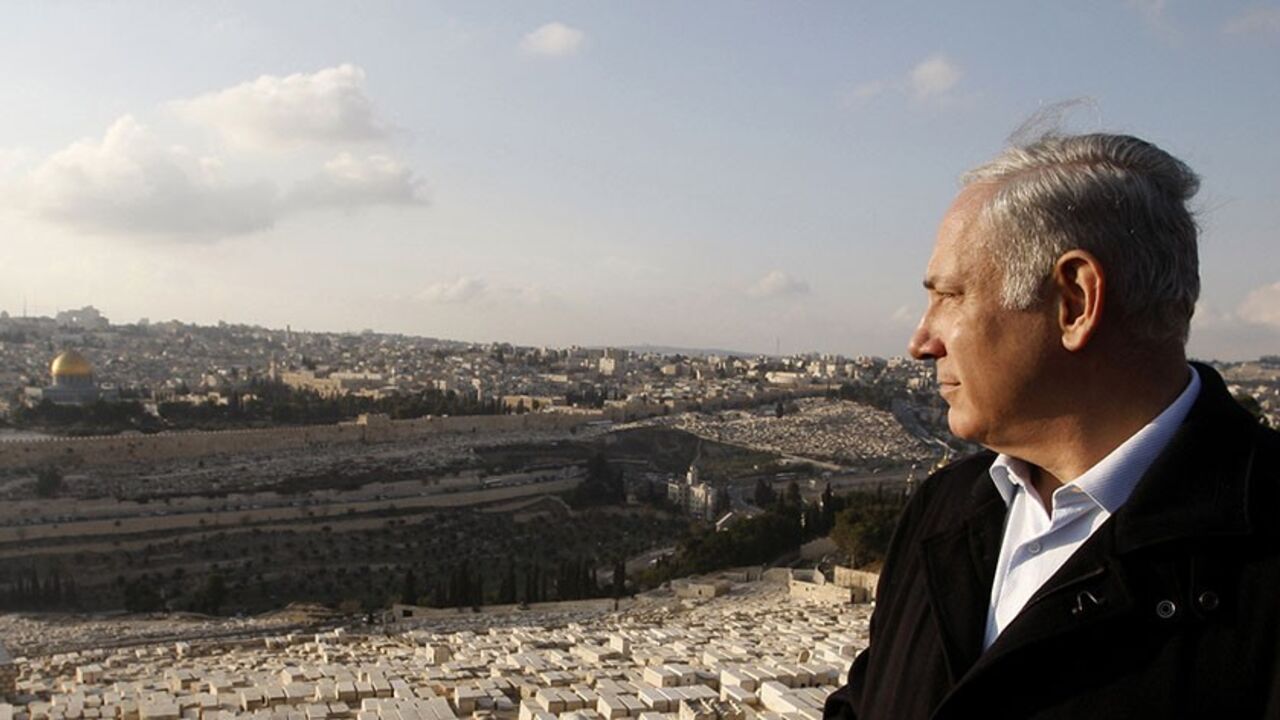 ISRAEL/ Israel's Likud Party leader Benjamin Netanyahu visits the Mount of Olives during a tour in Jerusalem February 2, 2009. Netanyahu is a candidate for prime minister in Israel's February 10 election. Opinion polls forecast victory for right-winger Netanyahu. In the background is the Dome of the Rock in the compound known to Muslims as al-Haram al-Sharif, and to Jews as Temple Mount, in Jerusalem's Old City. REUTERS/Ronen Zvulun (JERUSALEM) - RTXB5P8