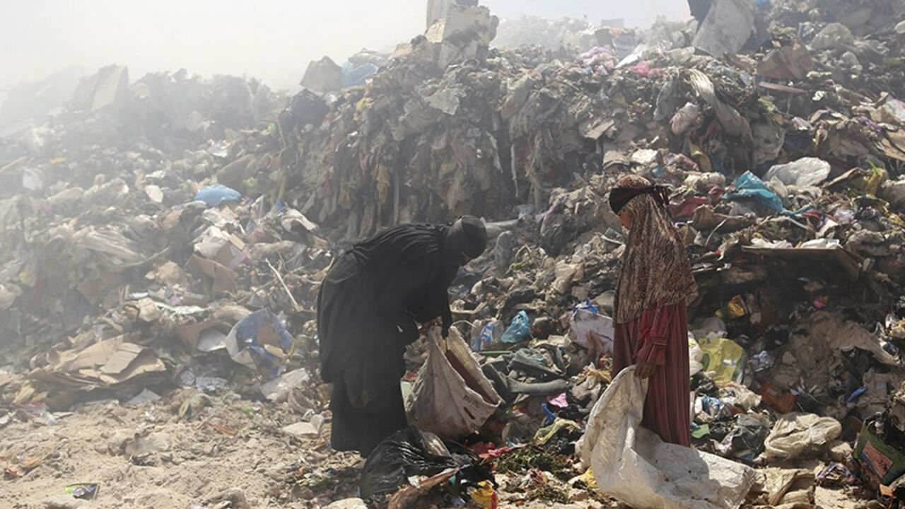 IRAQ/ People collect garbage to be sorted and sold to nearby recycling centres in a district near Najaf, 160 km (99 miles) south of Baghdad April 30, 2013. REUTERS/Ahmed Mousa (IRAQ - Tags: SOCIETY POVERTY) - RTXZ4UN