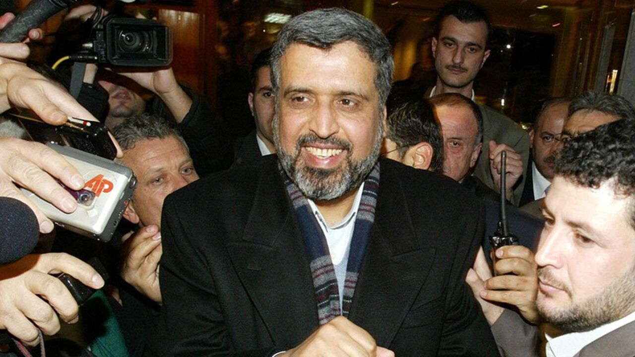 Nic135816 Damascus, SYRIA: Ramadan Abdullah Shalah, the Secretary General of the Palestinian Islamic Jihad, is escorted by his bodyguards as he walks past journalists following his meeting with Palestinian leader Mahmud Abbas in Damascus late 20 January 2007. Abbas is in Syria for talks with Syrian leaders and Palestinian militants aimed at ending a deadly battle for power with the rival Hamas party. The moderate Abbas held talks with Syrian President Bashar al-Assad during his trip and could also hold a highly-anti