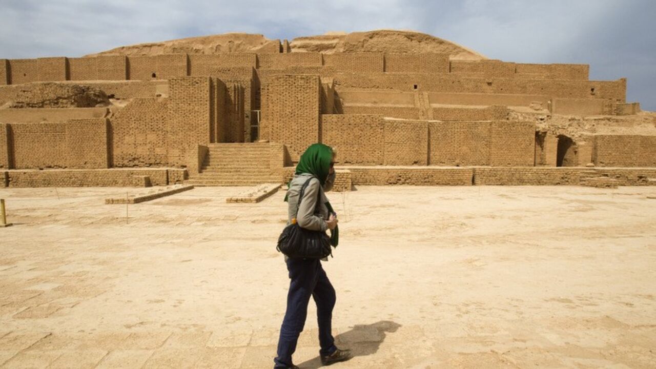 A tourist visits the the Chogha Zanbil Ziggurat near Susa A tourist visits the the Chogha Zanbil Ziggurat near Susa, in Khuzestan province, southwestern Iran September 29, 2011. Picture taken September 29, 2011. REUTERS/Raheb Homavandi (IRAN - Tags: SOCIETY TRAVEL) - RTR2S198