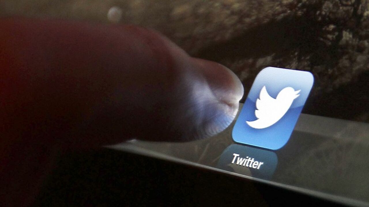 An illustration picture shows the log-on icon for the Website Twitter on an Ipad in Bordeaux, Southwestern France, January 30, 2013.  REUTERS/Regis Duvignau (FRANCE - Tags: SCIENCE TECHNOLOGY BUSINESS) - RTR3D6NN