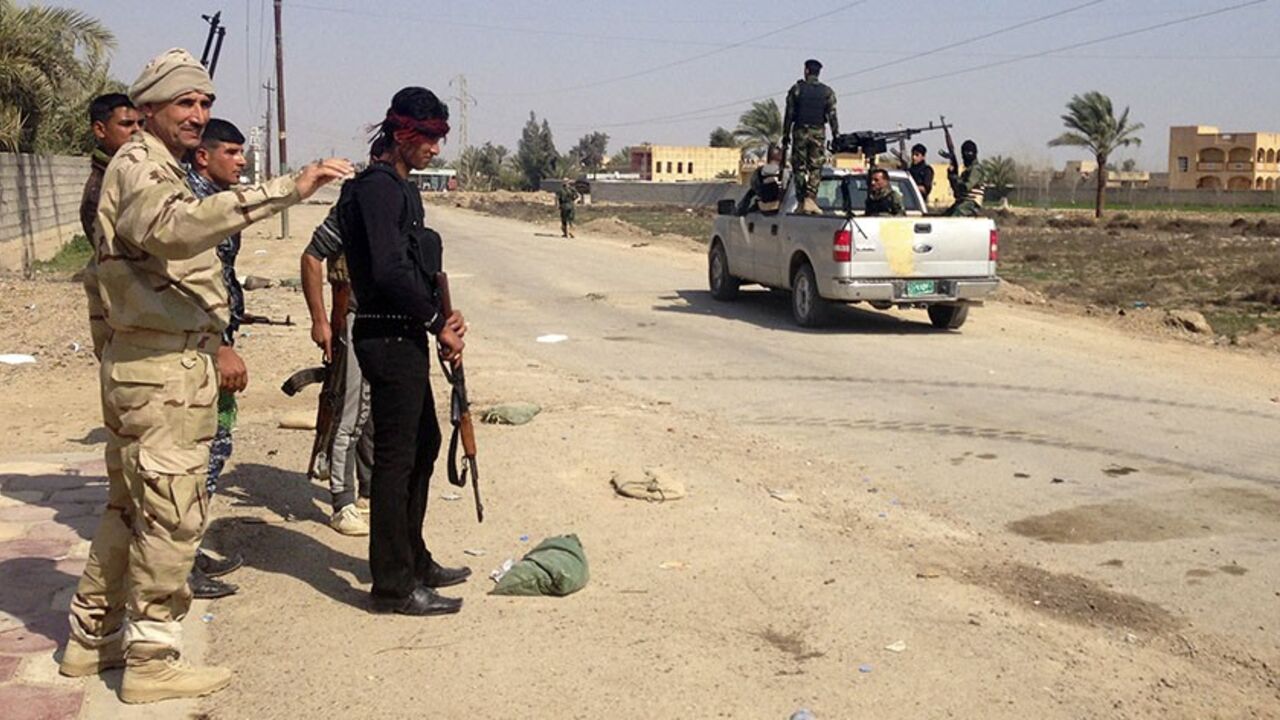 IRAQ-VIOLENCE/ Iraqi security forces and Iraqi Sunni Muslim tribesmen take part in clashes with al-Qaeda-linked Islamic State in Iraq and the Levant (ISIL) in the city of Ramadi, 100 km (62 miles) west of Baghdad, February 25, 2014. Government forces are fighting rebellious Sunni tribes and an al-Qaeda splinter group, the Islamic State of Iraq and the Levant in western Anbar province. Picture taken February 25, 2014. REUTERS/Stringer (IRAQ - Tags: CIVIL UNREST POLITICS) - RTR3FR3S