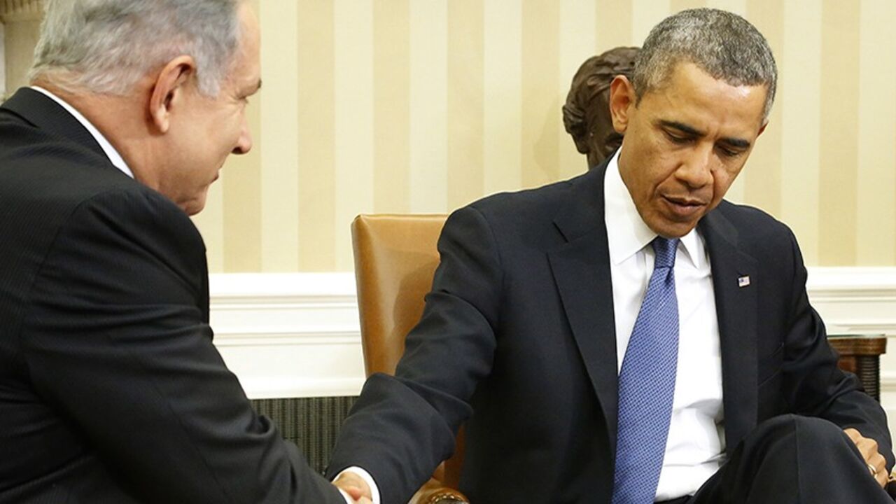 USA-ISRAEL/ U.S. President Barack Obama (R) shakes hands with Israel's Prime Minister Benjamin Netanyahu as they sit down to meet in the Oval Office of the White House in Washington March 3, 2014. REUTERS/Jonathan Ernst (UNITED STATES - Tags: POLITICS) - RTR3G01E