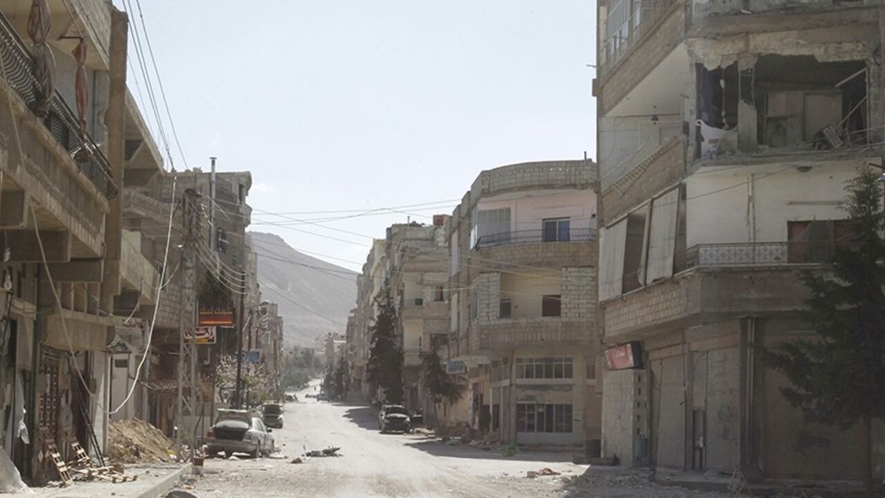 SYRIA-CRISIS/ Damages are seen on a street at Yabroud town in Damascus countryside March 20, 2014, after soldiers loyal to President Bashar al-Assad took control of it from the rebel fighters. REUTERS/Khaled al-Hariri (SYRIA - Tags: POLITICS CONFLICT CIVIL UNREST) - RTR3HYPI