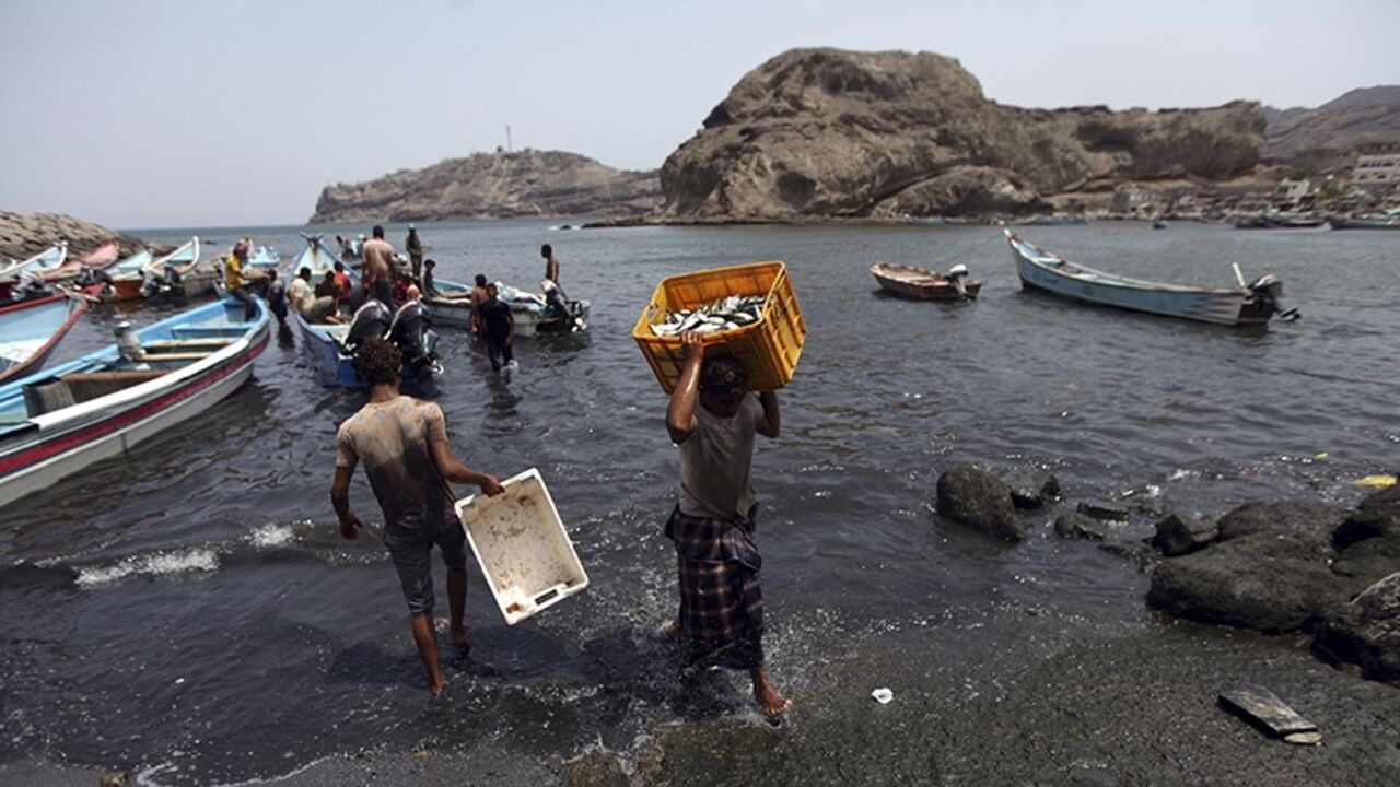 YEMEN/ Fishermen transport fish from their boats at a harbour in the southern city of Aden, situated at the mouth of the Red Sea, August 22, 2013. REUTERS/Mohamed al-Sayaghi (YEMEN - Tags: SOCIETY) - RTX12TL4