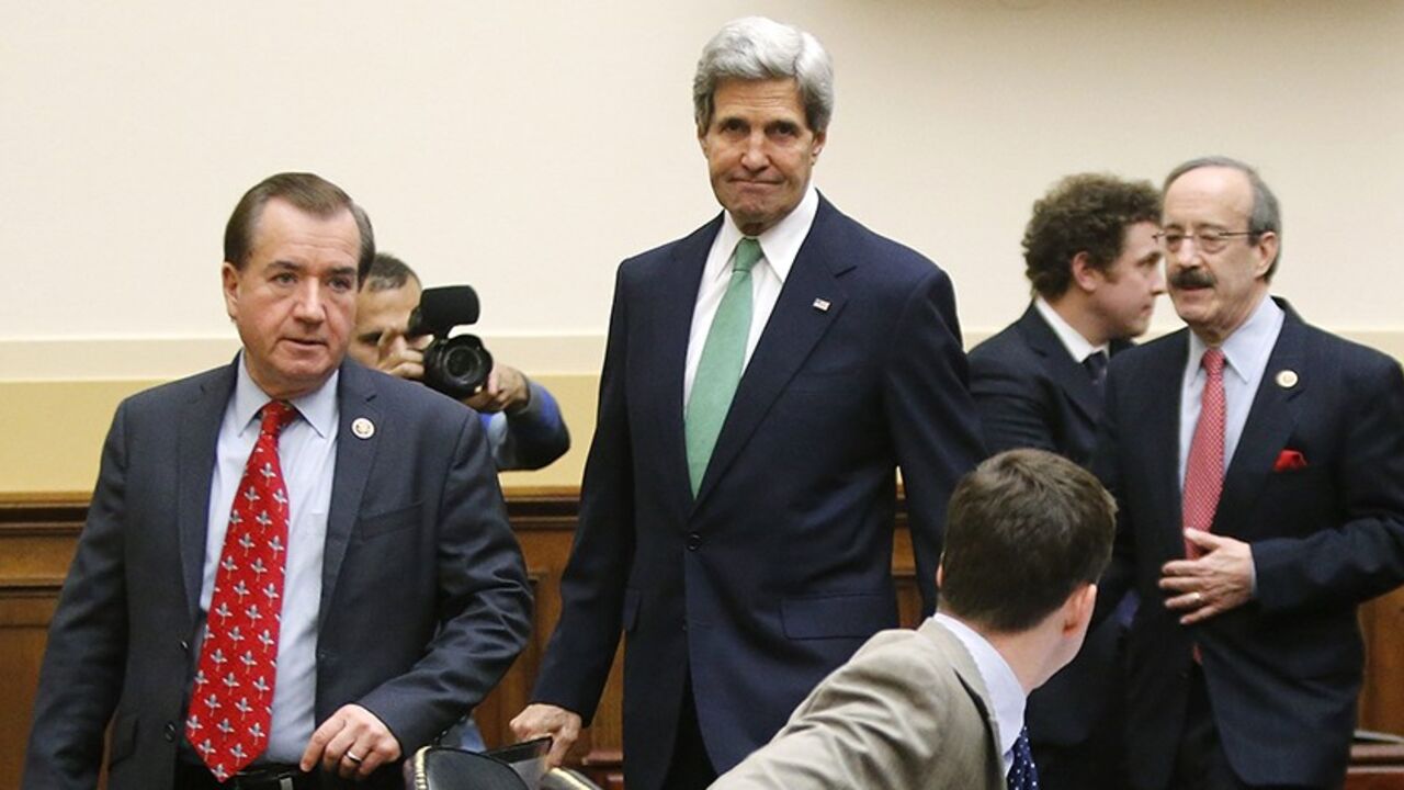 IRAN-NUCLEAR/ U.S. Secretary of State John Kerry (C) arrives with Committee Chairman U.S. Representative Ed Royce (R-CA) (L) and ranking member Representative Eliot Engel (D-NY) (R) to testify on agreements over Iran's nuclear programs, before the House Foreign Affairs Committee on Capitol Hill in Washington, December 10, 2013. REUTERS/Jonathan Ernst (UNITED STATES - Tags: POLITICS MILITARY) - RTX16CKP