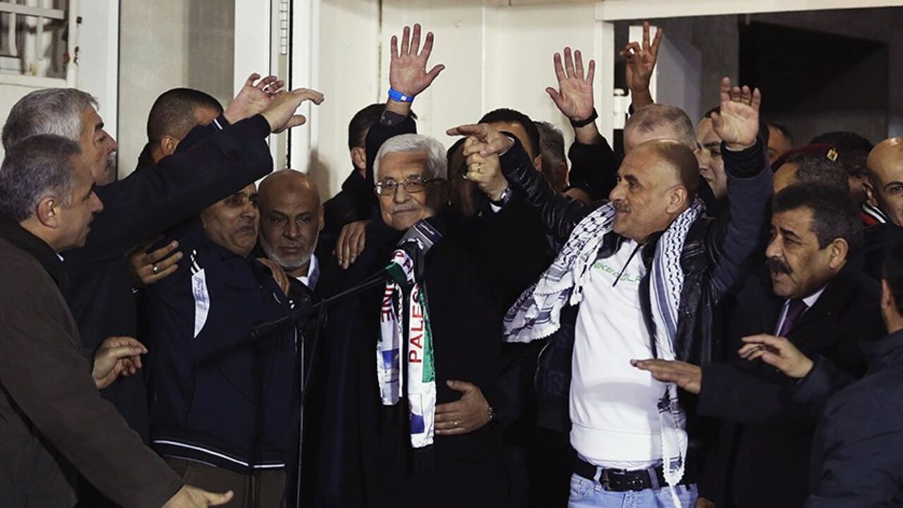 PALESTINIANS-ISRAEL/ Palestinian President Mahmoud Abbas (C) welcomes Palestinian prisoners released from Israeli prisons in the West Bank city of Ramallah early December 31, 2013. Israel set free 26 Palestinian prisoners on Tuesday as part of U.S.-brokered peace efforts, after pledging to press ahead with plans to build more homes in Jewish settlements. REUTERS/Mohamad Torokman (WEST BANK - Tags: POLITICS) - RTX16XON