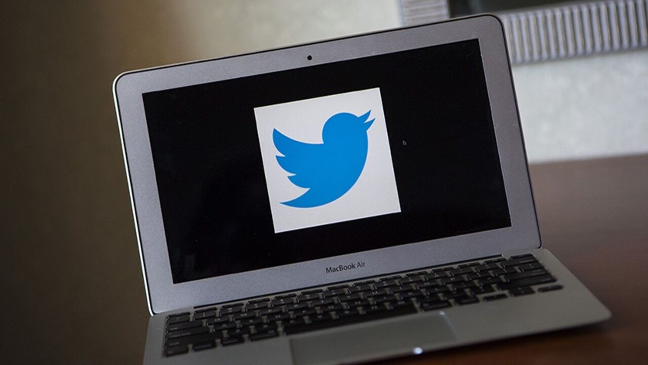 USA/ A portrait of the Twitter logo in Ventura, California December 21, 2013. REUTERS/Eric Thayer (UNITED STATES - Tags: MEDIA BUSINESS LOGO) - RTX17GXD