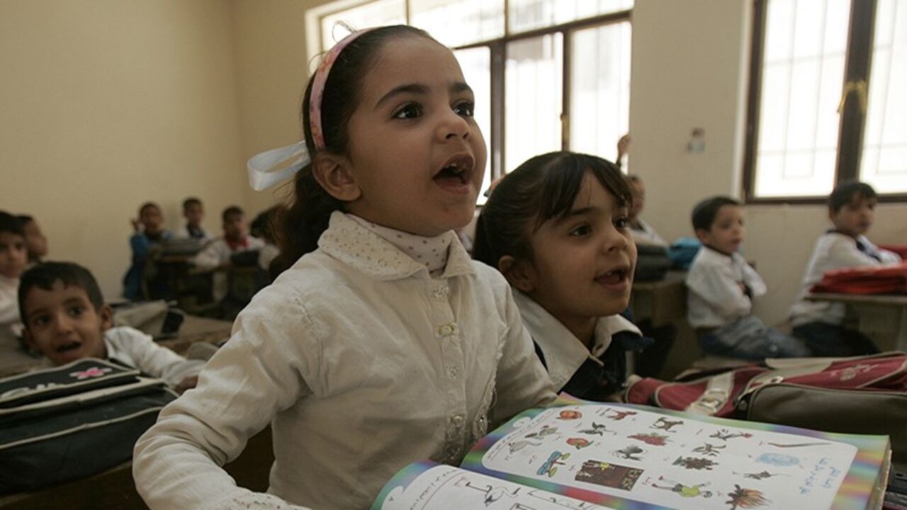 IRAQ/ Pupils recite during a lesson in a public school in Baghdad's Sadr City November 15, 2007. REUTERS/Kareem Raheem (IRAQ) - RTXJPE