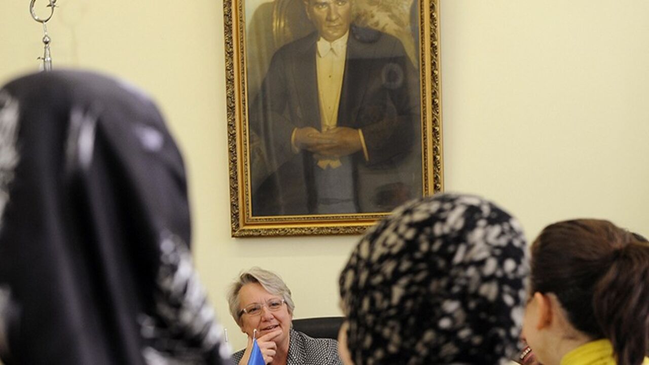 TURKEY-GERMANY/ German Education Minister Annette Schavan meets students of Ankara University Faculty of Theology in Ankara October 21, 2010. A portrait of modern Turkey's founder Ataturk is seen in the background. REUTERS/Stringer (TURKEY - Tags: POLITICS RELIGION) - RTXTOG2