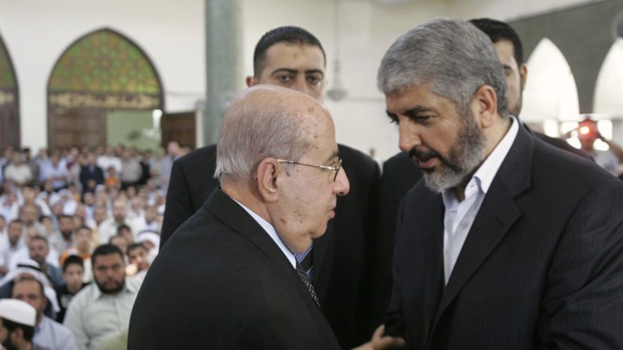 Hamas leader Khaled Meshaal (R) shakes hands with senior Fatah leader Saleem Zanoun during the funeral of Meshaal's father in Amman August 29, 2009. Meshaal was allowed back into Jordan for first time since 1999 for the funeral. REUTERS/Muhammad Hamed (JORDAN POLITICS) - RTR277RI