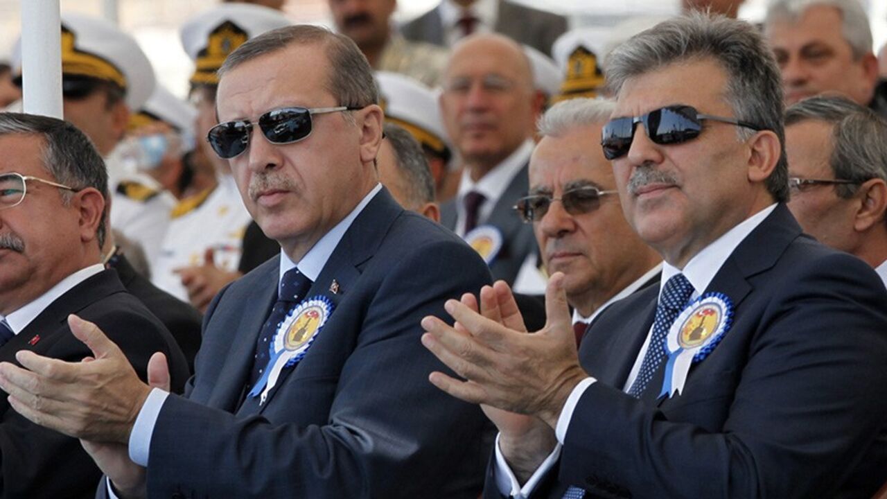 TURKEY/ Turkey's President Abdullah Gul (R) and Turkey's Prime Minister Recep Tayyip Erdogan attend a delivery ceremony for the first nationally designed combat ship TCG Heybeliada at the Tuzla Naval shipyard in Istanbul September 27, 2011. REUTERS/Osman Orsal (TURKEY - Tags: POLITICS MILITARY) - RTR2RWLG