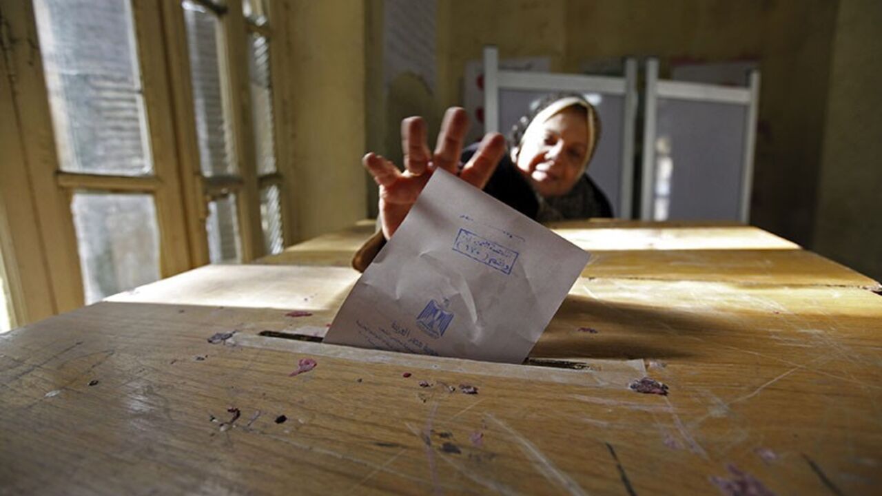 EGYPT-ELECTION/ A woman casts her vote during the second round of parliamentary run-off elections at Shubra in El-Kalubia, on the outskirts of Cairo January 10, 2012. Islamists aimed to cement control over Egypt's lower house of parliament as a final phase of voting began on Tuesday, while a secular party's plan to boycott elections for the upper chamber threatened to weaken the liberal bloc. REUTERS/Mohamed Abd El-Ghany (EGYPT - Tags: POLITICS ELECTIONS TPX IMAGES OF THE DAY) - RTR2W3HV
