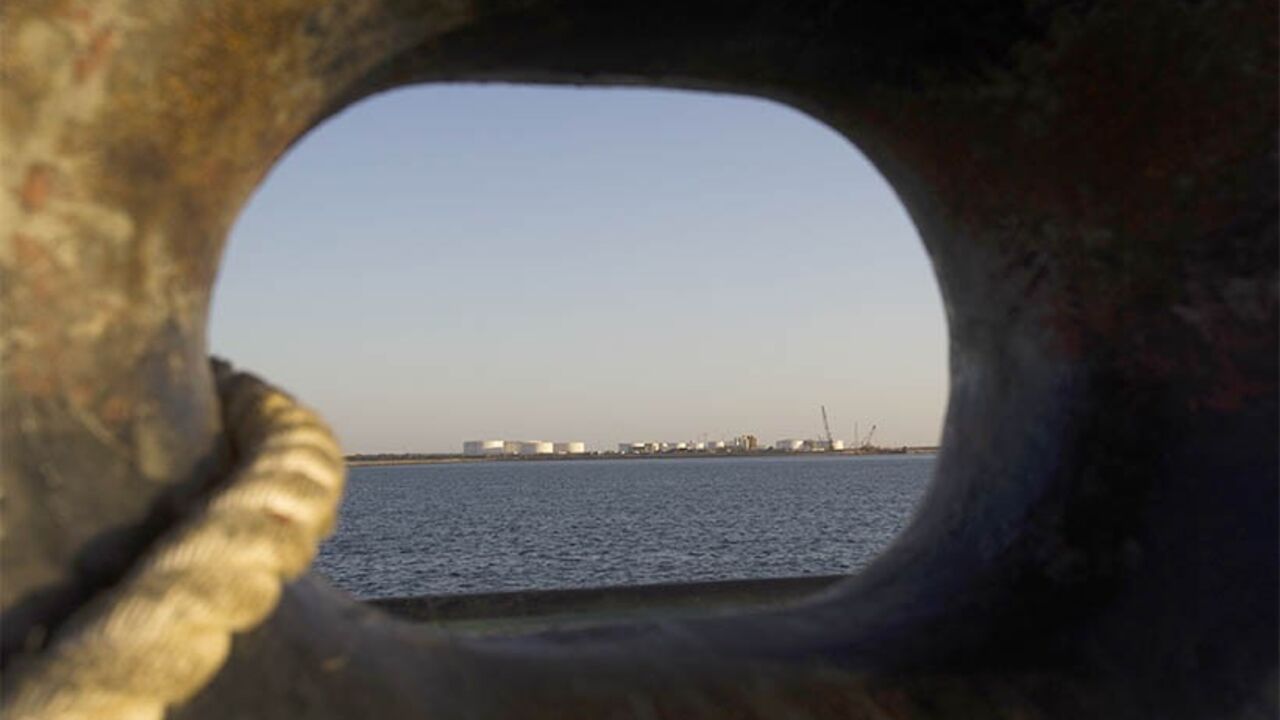 IRAN/ EDITORS' NOTE: Reuters and other foreign media are subject to Iranian restrictions on leaving the office to report, film or take pictures in Tehran.
A general view of an oil dock is seen from a ship at the port of Kalantari in the city of Chabahar, 300km (186 miles) east of the Strait of Hormuz January 17, 2012. REUTERS/Raheb Homavandi (IRAN - Tags: SOCIETY) - RTR2WFMH
