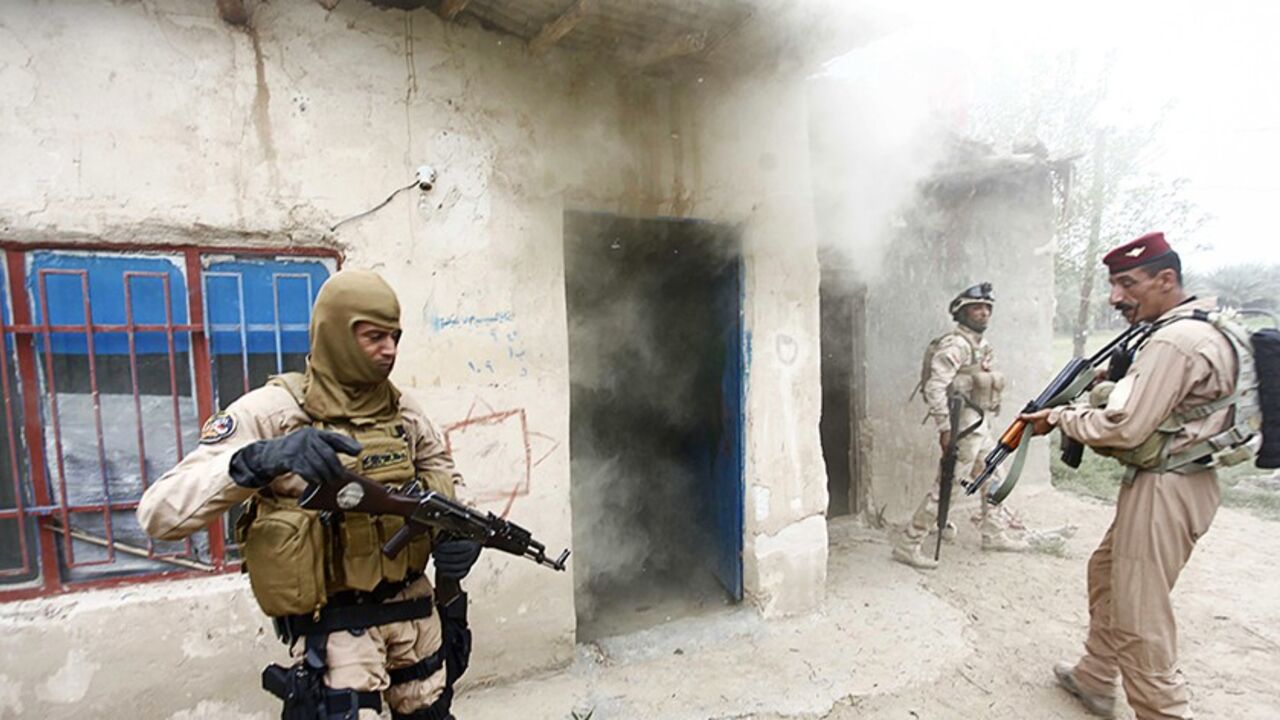 IRAQ/ Iraqi security forces personnel are seen during clashes with the al Qaeda-linked Islamic State in Iraq and the Levant (ISIL) in Babel province south of Baghdad, April 2, 2014. Four members of the ISIL and one member of Iraqi security forces were killed during clashes, according to an Iraqi Army officer. REUTERS/Alaa Al-Marjani (IRAQ - Tags: CIVIL UNREST POLITICS CONFLICT) - RTR3JPFM