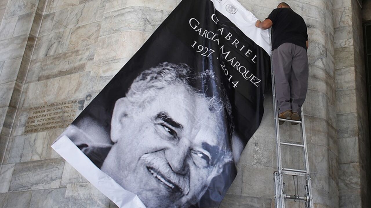 GARCIAMARQUEZ/ A worker holds a banner with the picture of late Colombian Nobel Prize laureate Gabriel Garcia Marquez at the Bellas Artes palace in Mexico City April 20, 2014. Garcia Marquez, the Colombian author whose beguiling stories of love and longing brought Latin America to life for millions of readers and put magical realism on the literary map, died on Thursday. He was 87. Marquez died at his home in Mexico City, where he had returned from hospital last week after a bout of pneumonia. REUTERS/Tomas Bravo (MEXICO