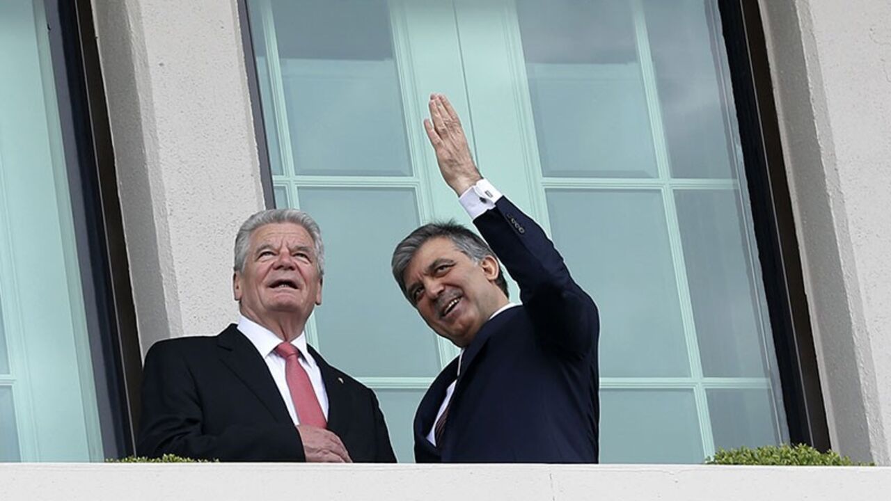 TURKEY-GERMANY/ Turkey's President Abdullah Gul (R) and his German counterpart Joachim Gauck speak on a balcony of the Presidential Palace of Cankaya in Ankara April 28, 2014. REUTERS/Umit Bektas (TURKEY - Tags: POLITICS) - RTR3MW2W