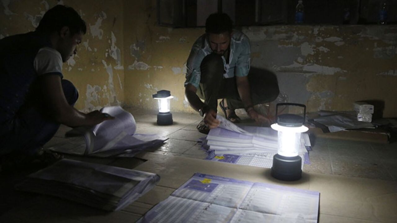 IRAQ/ Employees of the Independent High Electoral Commission (IHEC) count ballots during the Iraqi parliamentary elections in Baghdad April 30, 2014. Iraqis head to the polls on Wednesday in their first national election since U.S. forces withdrew from Iraq in 2011 as Prime Minister Nuri Maliki seeks a third term amid rising violence. REUTERS/Wissm al-Okili (IRAQ - Tags: ELECTIONS POLITICS) - RTR3NAHT