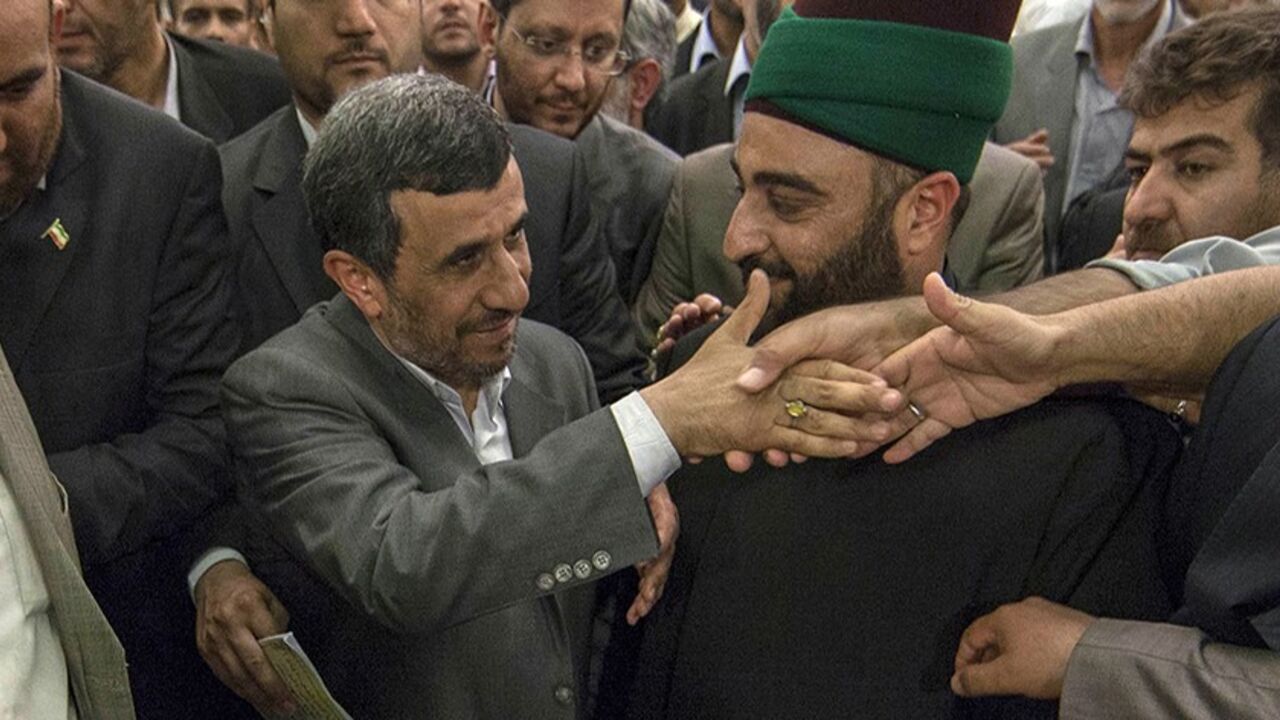 IRAQ/ Iranian President Mahmoud Ahmadinejad visits the holy shrine of Imam Abbas in Kerbala, 110 km (68 miles) south of Baghdad, July 19, 2013. REUTERS/ Ahmed al-Husseini /Pool (IRAQ - Tags: RELIGION POLITICS) - RTX11SBV
