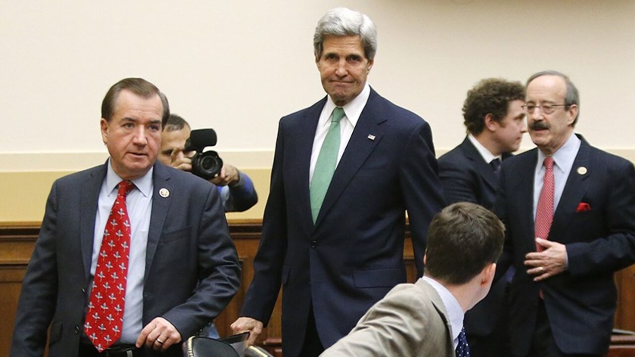 IRAN-NUCLEAR/ U.S. Secretary of State John Kerry (C) arrives with Committee Chairman U.S. Representative Ed Royce (R-CA) (L) and ranking member Representative Eliot Engel (D-NY) (R) to testify on agreements over Iran's nuclear programs, before the House Foreign Affairs Committee on Capitol Hill in Washington, December 10, 2013. REUTERS/Jonathan Ernst (UNITED STATES - Tags: POLITICS MILITARY) - RTX16CKP