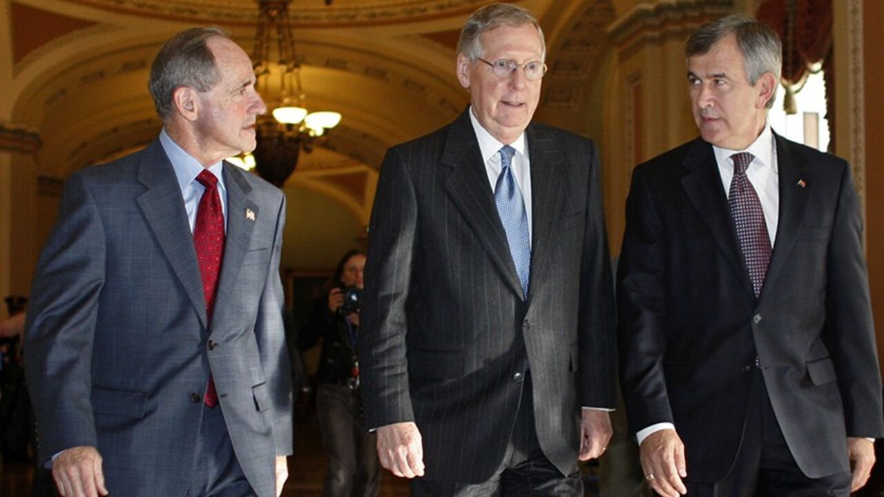 USA-POLITICS U.S. Senate Minority Leader Mitch McConnell (R-KY)(C) walks with newly elected Senators Jim Risch (R-ID)(L) and Mike Johanns (R-NE) on Capitol Hill in Washington, November 17, 2008. REUTERS/Jim Young (UNITED STATES) - RTXAP29