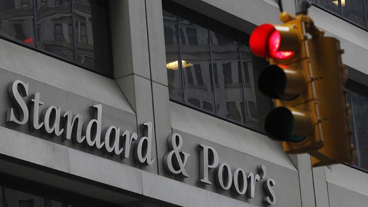 MCGRAWHILL-SANDP/CIVILCHARGES A view shows the Standard & Poor's building in New York's financial district February 5, 2013. The U.S. government is seeking more than $5 billion in a lawsuit against rating agency Standard & Poor's over mortgage bond ratings, U.S. Attorney General Eric Holder said on Tuesday. The civil suit against S&P and its parent McGraw-Hill Cos Inc is the first federal enforcement action against a credit rating agency over alleged illegal behavior related to the 2007-2009 U.S. financial crisis. REUTERS/Brendan McDerm