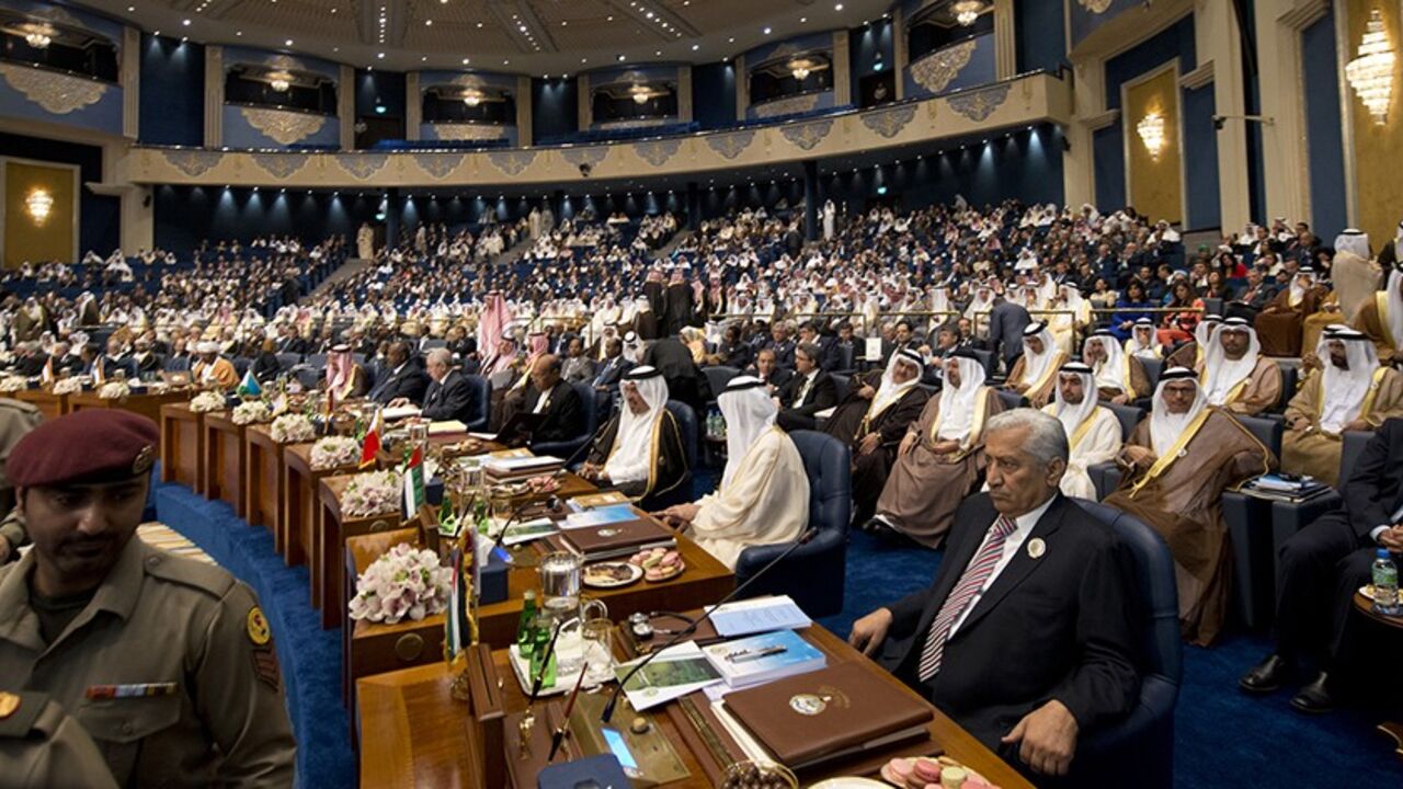ARABS-SUMMIT/ A general view of the opening ceremony of the 25th Arab League Summit, hosted by Kuwait Emir Sheikh Sabah al-Ahmed al-Sabah (not shown) in Bayan Palace, Kuwait March 25, 2014. REUTERS/Stephanie McGehee (KUWAIT - Tags: POLITICS ROYALS) - RTR3IGV0