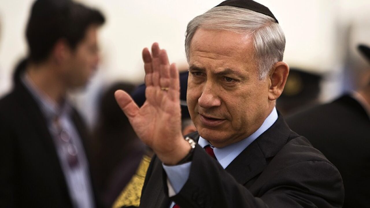 ISRAEL/ Israel's Prime Minister Benjamin Netanyahu gestures as he arrives for a ceremony marking Memorial Day in Jerusalem May 4, 2014. Israel commemorates its fallen soldiers on Memorial Day, which begins Sunday night. REUTERS/Nir Elias (JERUSALEM - Tags: ANNIVERSARY POLITICS CONFLICT) - RTR3NQKA