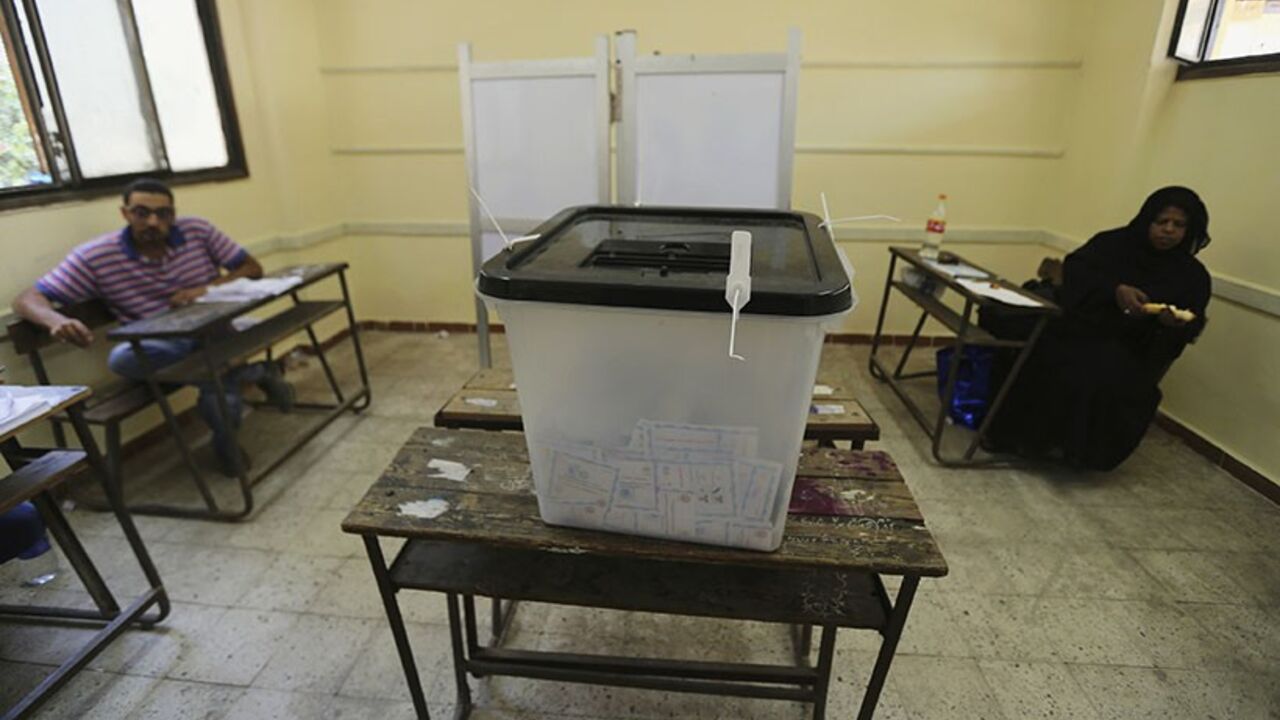 Election officials wait for voters inside a polling station on the second day of voting in the Egyptian election in Cairo, May 27, 2014.  Former army chief Abdel Fattah al-Sisi is expected to emerge from a second and final day of voting on Tuesday as Egypt's next head of state, returning the presidency to a military man as hopes for democracy fade three years after Hosni Mubarak's downfall.    REUTERS/Amr Abdallah Dalsh (EGYPT - Tags: POLITICS ELECTIONS) - RTR3R0Y7