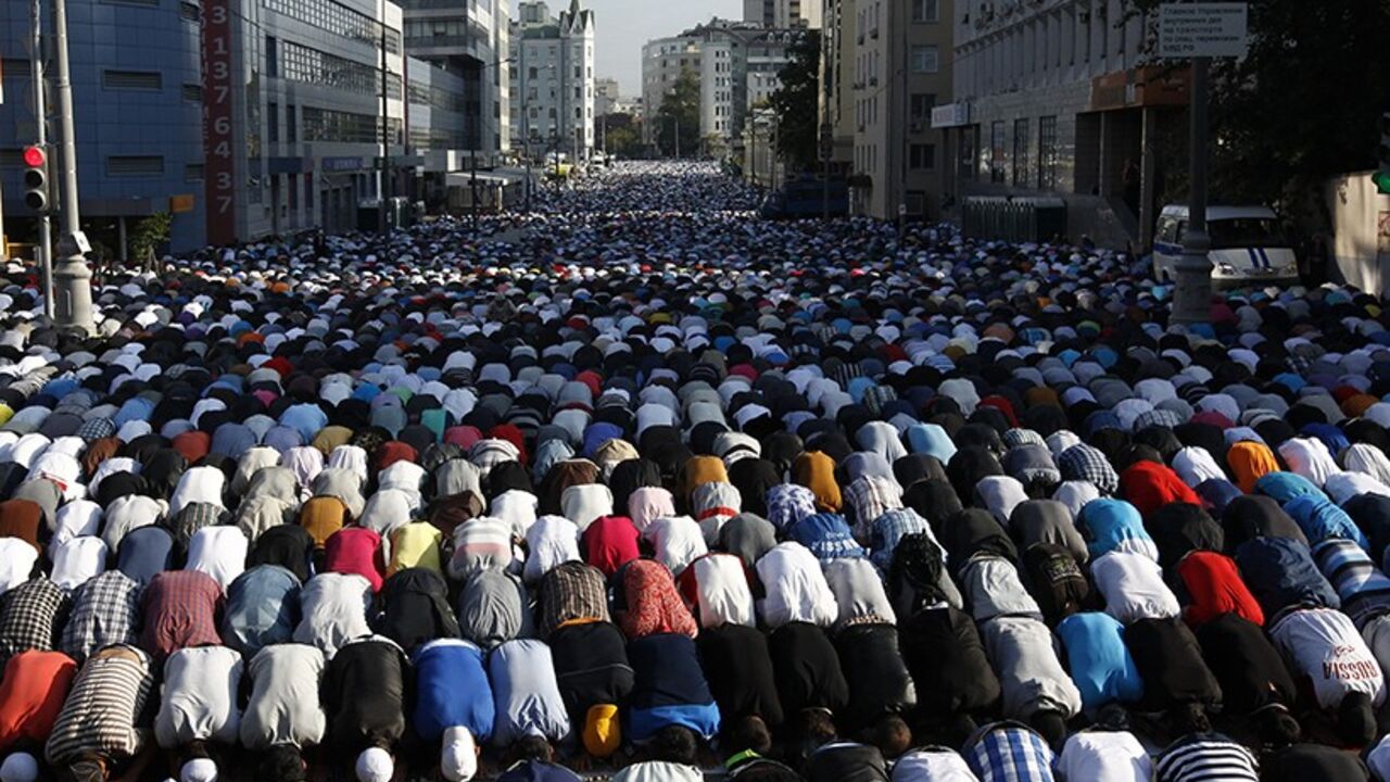 RUSSIA/ Thousands of believers take part in morning prayers to celebrate the first day of Eid-al-Fitr in Moscow August 8, 2013. The Eid al-Fitr festival marks the end of the Muslim holy fasting month of Ramadan. REUTERS/Sergei Karpukhin (RUSSIA - Tags: RELIGION) - RTX12DN1