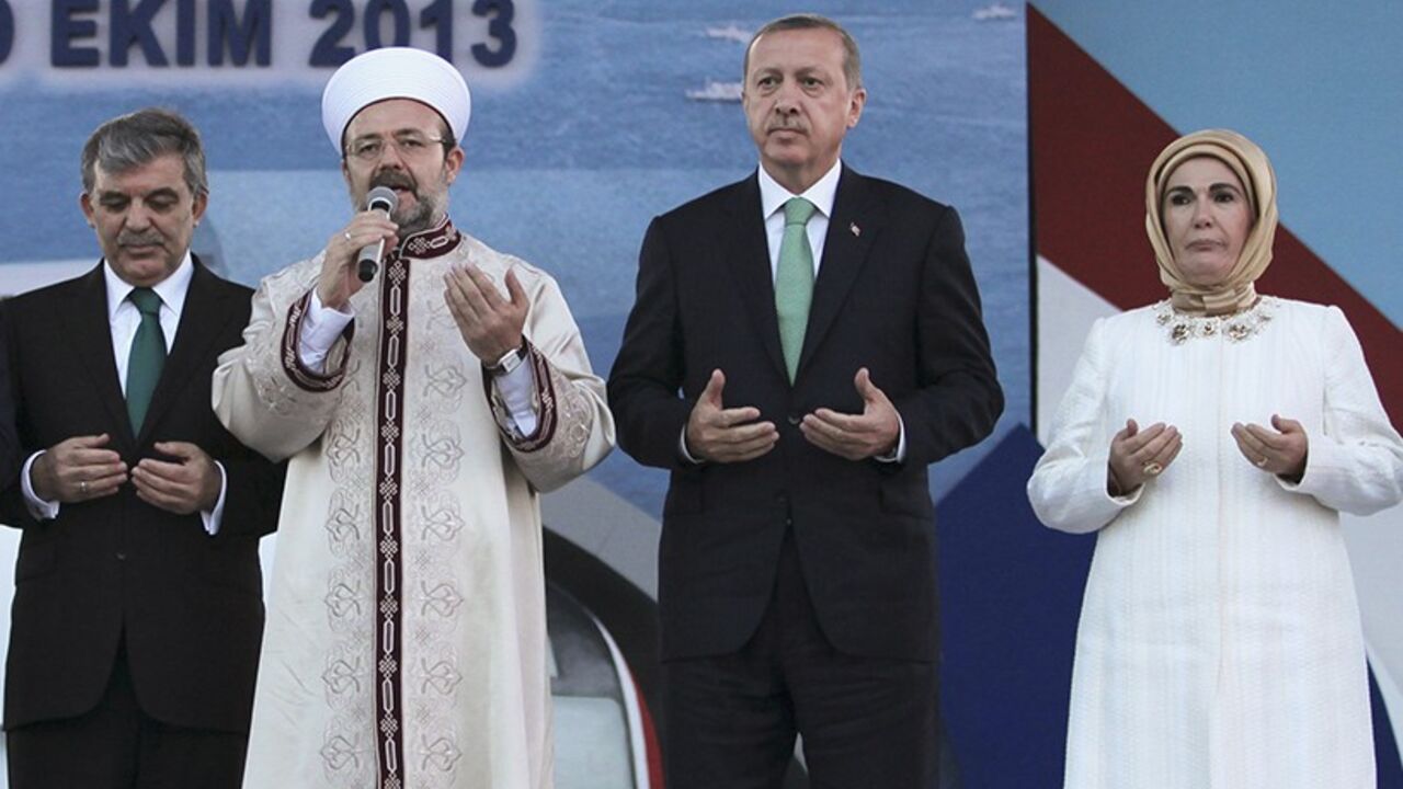TURKEY-TUNNEL/ Japanese Prime Minister Shinzo Abe (R), Turkey's President Abdullah Gul (L), Prime Minister Tayyip Erdogan (C), his wife Emine Erdogan pray with Head of Turkey's Religious Affairs Directorate Mehmet Gormez during the opening ceremony of Marmaray, a subway links Europe with Asia some 60 metres below the Bosphorus Strait, in Istanbul October 29, 2013. Turkey opened the world's first underwater rail link between two continents on Tuesday, connecting Asia and Europe and allowing PM Erdogan to realise a project