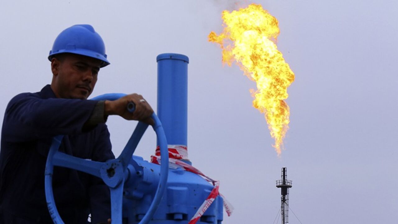 IRAQ A worker adjusts the valve of an oil pipe at Khurmala oilfield on the outskirts of the city of Arbil, in Iraq's Kurdistan region December 4, 2013. REUTERS/Stringer (IRAQ - Tags: POLITICS ENERGY) - RTX163IS