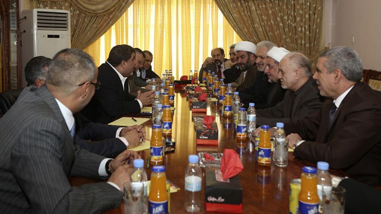 Members of Iraqi National Alliance (INA) and the State of Law (SOL) coalition hold a meeting in Baghdad October 1, 2010. An alliance of Iraq's Shi'ite political blocs picked incumbent Nuri al-Maliki as its nominee for prime minister on Friday, ending months of wrangling that had stalled formation of a government.  REUTERS/Mohammed Ameen (IRAQ - Tags: POLITICS) - RTXSWUU