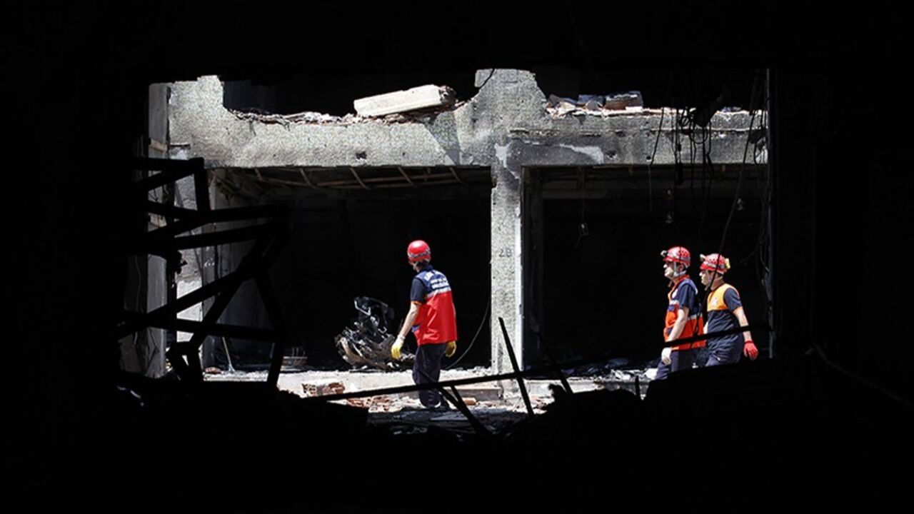 SYRIA-TURKEY/ATTACKS Search and rescue officers work at a damaged building at the site of blast in the town of Reyhanli in Hatay province, near the Turkish-Syrian border, May 14, 2013. REUTERS/Umit Bektas (TURKEY - Tags: POLITICS CIVIL UNREST) - RTXZLWH
