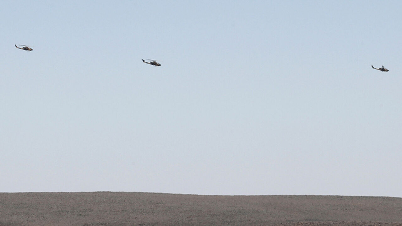 Jordanian military helicopters fly near Ruweished, near Jordan's eastern border with Iraq, east of Amman June 23, 2014. Sunni tribesmen took control of a border crossing between Iraq and Jordan after Iraq's army pulled out of the area following clashes with rebels, Iraqi and Jordanian intelligence sources said on Monday.   REUTERS/Muhammad Hamed (JORDAN - Tags: POLITICS MILITARY CONFLICT CIVIL UNREST) - RTR3V9QN