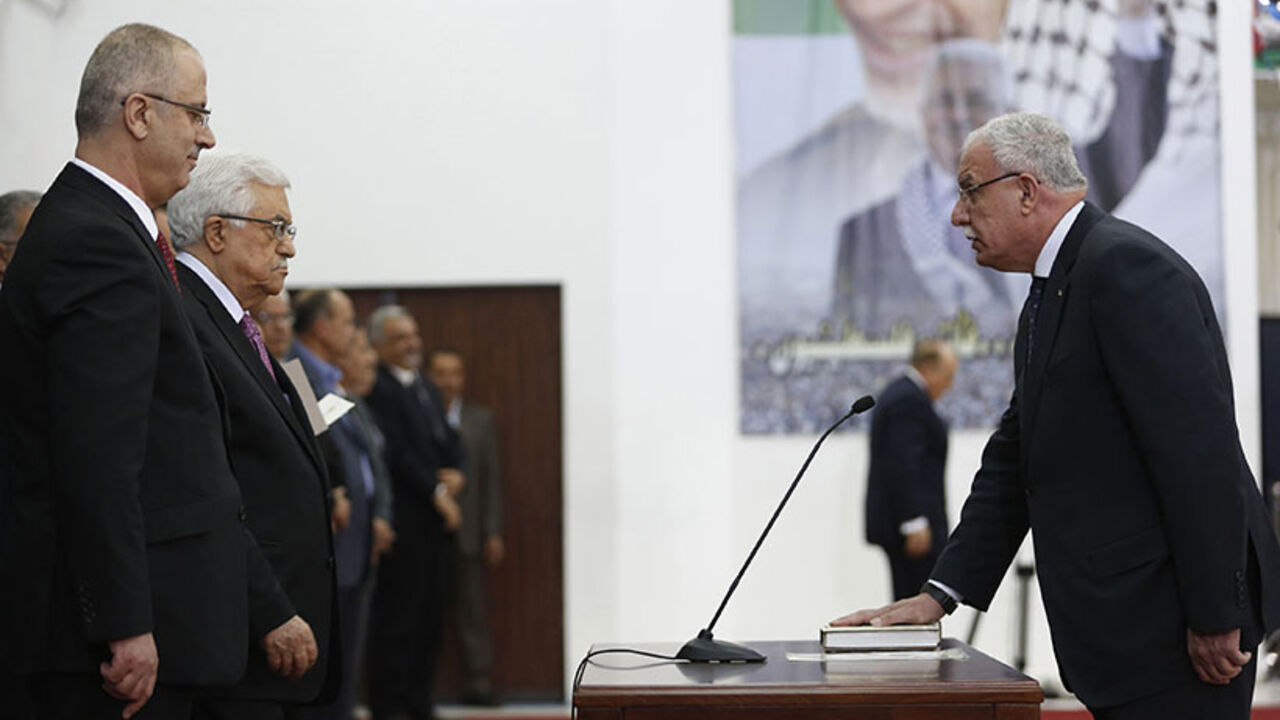 Palestinian Foreign Minister Riyad al-Maliki takes his oath of office in front of Palestinian President Mahmoud Abbas during a swearing-in ceremony of the unity government, in the West Bank city of Ramallah Palestinian Foreign Minister Riyad al-Maliki (R) takes his oath of office in front of Palestinian President Mahmoud Abbas during a swearing-in ceremony of the unity government, in the West Bank city of Ramallah June 2, 2014. Abbas swore in a unity government on Monday after overcoming a last-minute dispute with the Hamas Islamist group.
REUTERS/Mohamad Torokman (WEST BANK - Tags: POLITICS) - RTR3RTFI