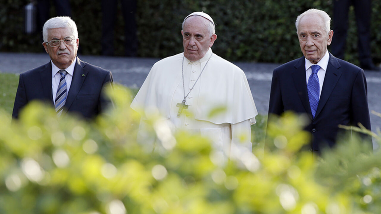 Palestinian President Abbas, Pope Francis and Israeli President Peres arrive in the Vatican Gardens to pray together at the Vatican (L-R) Palestinian President Mahmoud Abbas, Pope Francis and Israeli President Shimon Peres arrive in the Vatican Gardens to pray together at the Vatican June 8, 2014. REUTERS/Max Rossi (VATICAN - Tags: RELIGION POLITICS TPX IMAGES OF THE DAY) - RTR3SRQM