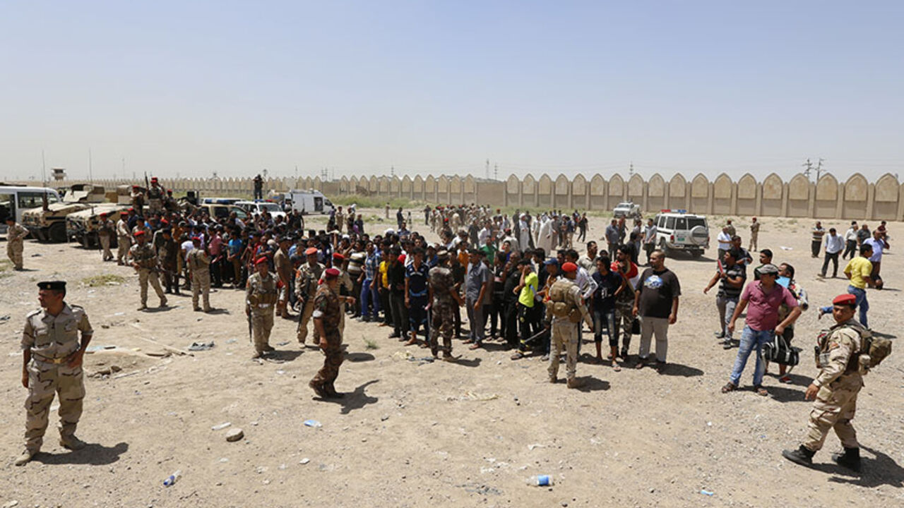 Volunteers who have joined the Iraqi Army to fight against the predominantly Sunni militants, who have taken over Mosul and other Northern provinces, chant slogans in Baghdad, June 14, 2014. Iraq's most senior Shi'ite Muslim cleric urged followers to take up arms against a full-blown Sunni militant insurgency to topple Shi'ite Prime Minister Nuri al-Maliki, escalating a conflict that threatens civil war and a possible break-up of the country.   REUTERS/Thaier Al-Sudani  (IRAQ - Tags: CIVIL UNREST POLITICS M