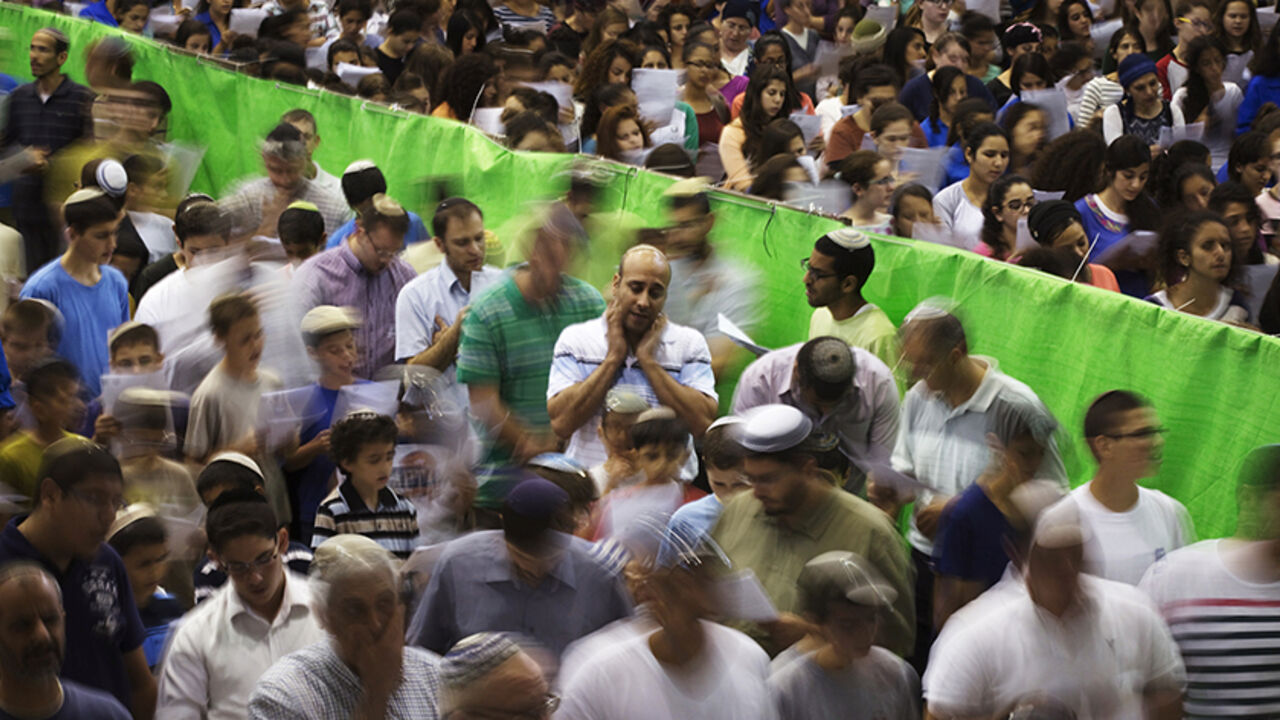 Israeli men and women pray in Elad Israeli men and women, separated by a green divider, pray in the town of Elad, home of Eyal Yifrach, one of three missing teenagers, June 16, 2014. Prime Minister Benjamin Netanyahu prepared Israel for a long drawn-out operation to find the three missing teenagers as troops expanded the search into a crackdown on the Islamist group accused of abducting them and arrested dozens of its officials. REUTERS/Finbarr O'Reilly (ISRAEL - Tags: RELIGION POLITICS CIVIL UNREST) - RTR3U421