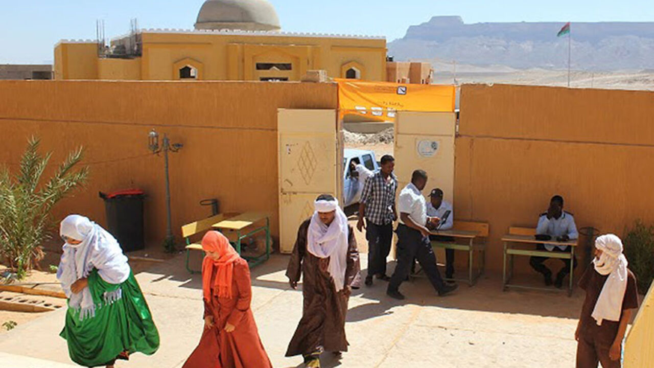 Tuareg voters leave a school that serves as a polling station in Ghat, south western Libya, June 25, 2014. Libyans vote for a new parliament on Wednesday, an election officials hope will ease the chaos that has gripped the OPEC oil producer since the fall of Muammar Gaddafi three years ago. REUTERS/Ali Alhmdani Aghali (LIBYA - Tags: POLITICS ELECTIONS) - RTR3VO0V