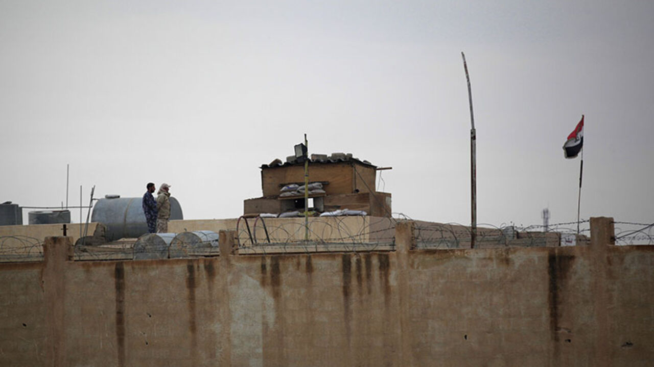 Iraqi soldiers stand beside Al-Yaroubia crossing in the province of Hasakah November 10, 2013. REUTERS/Stringer (SYRIA - Tags: POLITICS CIVIL UNREST CONFLICT MILITARY) - RTX158J9