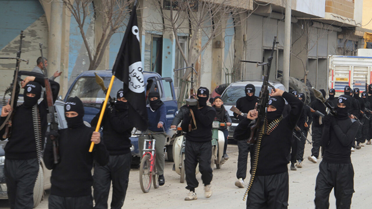 Fighters of al-Qaeda linked Islamic State of Iraq and the Levant parade at Syrian town of Tel Abyad Fighters of al-Qaeda linked Islamic State of Iraq and the Levant carry their weapons during a parade at the Syrian town of Tel Abyad, near the border with Turkey January 2, 2014. Picture taken January 2, 2014. REUTERS/Yaser Al-Khodor (SYRIA - Tags: POLITICS CIVIL UNREST CONFLICT) - RTX170U3
