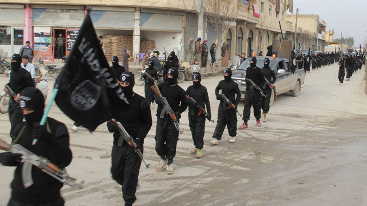 Fighters of al-Qaeda linked Islamic State of Iraq and the Levant parade at Syrian town of Tel Abyad Fighters of al-Qaeda linked Islamic State of Iraq and the Levant carry their weapons during a parade at the Syrian town of Tel Abyad, near the border with Turkey January 2, 2014. Picture taken January 2, 2014. REUTERS/Yaser Al-Khodor (SYRIA - Tags: POLITICS CIVIL UNREST CONFLICT) - RTX170U8