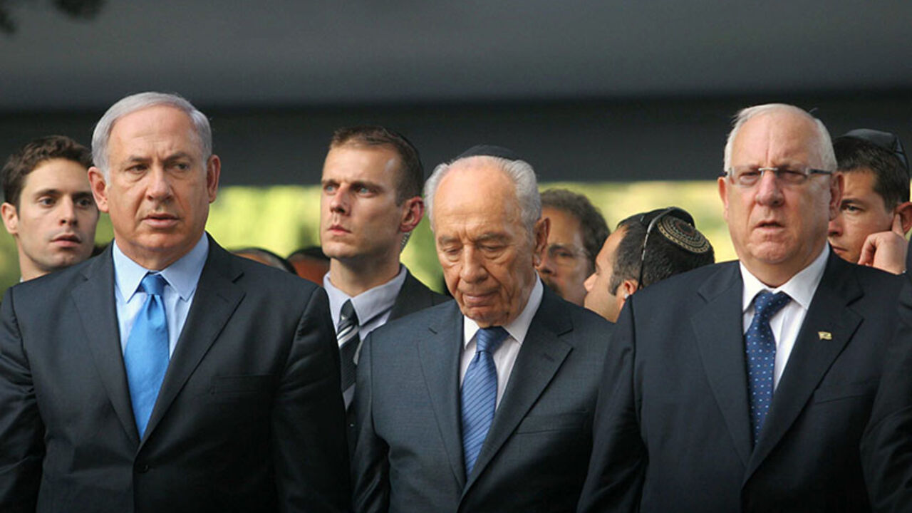 Israel's Prime Minister Netanyahu stands with President Peres and Speaker of the parliament Rivlin during a memorial ceremony in Jerusalem Israel's Prime Minister Benjamin Netanyahu (L) stands with President Shimon Peres and Speaker of the parliament Reuven Rivlin (R) during a memorial ceremony on Mount Herzl military cemetery in Jerusalem marking the anniversary of the assassination of Prime Minister Yitzhak Rabin October 20, 2010. Israel marks on Wednesday the 15th anniversary of Rabin's assassination by an ultra-nationalist Jew. REUTERS/Alex Kolomoisky/Pool (JERUSALEM - Tags: POLITICS ANNIVERSARY) - RTXTN9O
