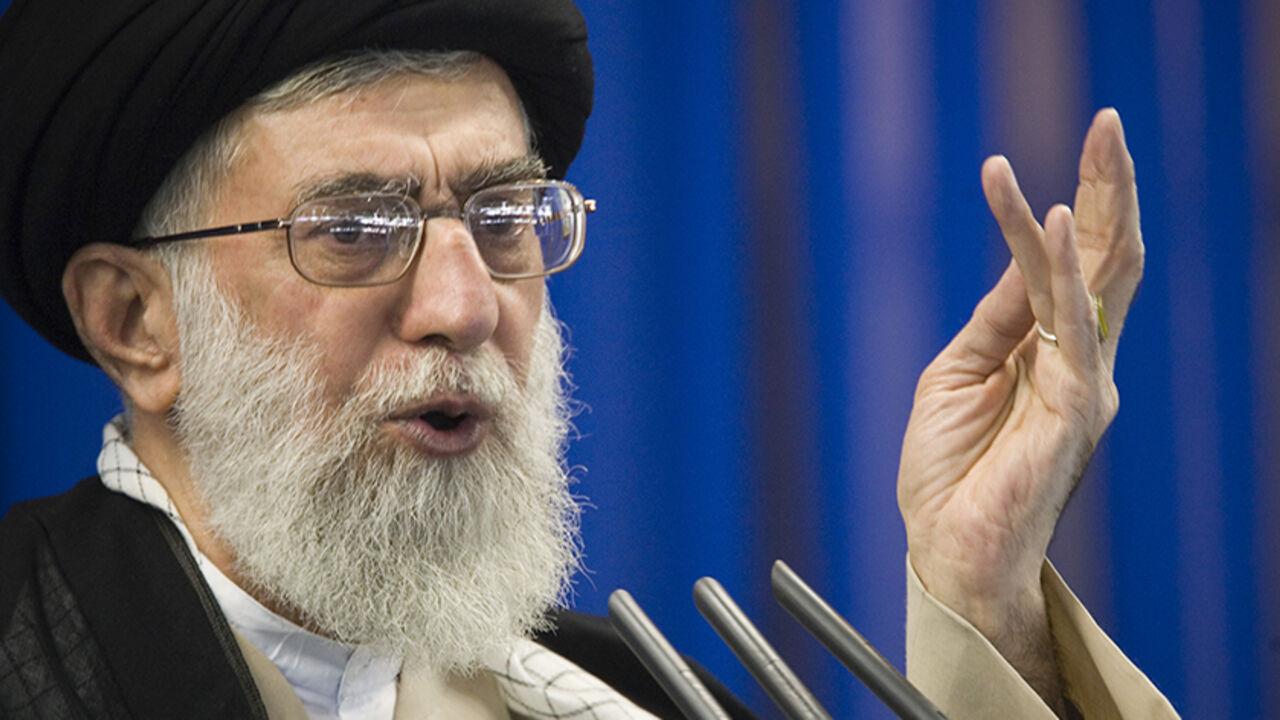 Iran's supreme leader Ayatollah Ali Khamenei speaks during Friday prayers in Tehran September 14, 2007. REUTERS/Morteza Nikoubazl (IRAN) - RTR1TTSE